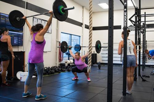 women doing dead lifts